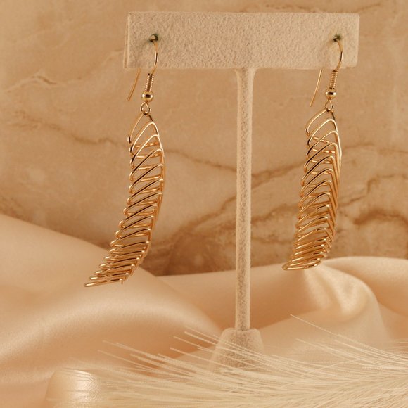 SOLD Vintage Gold Wire Dangle Earrings - Picture 3 of 10
